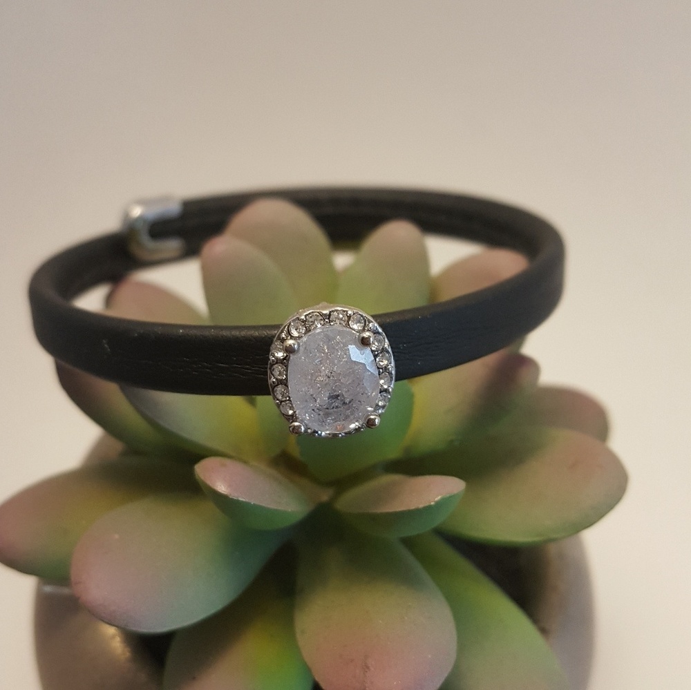 Gorgeous black bracelet with clear stone